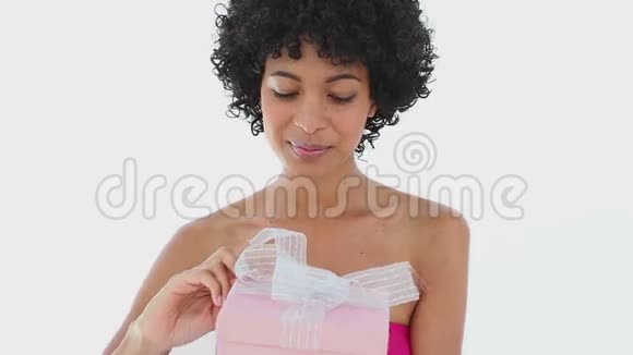 微笑的女人打开礼物盒视频的预览图