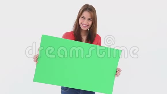 美丽的女人拿着一张空白的海报视频的预览图