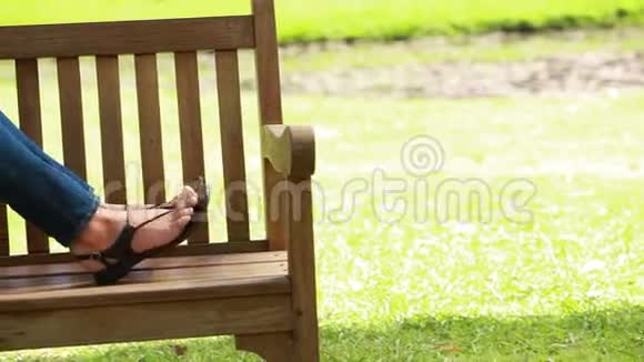 女人坐在公园里看书视频的预览图
