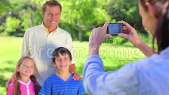 微笑的父亲和他的孩子站在一起视频的预览图