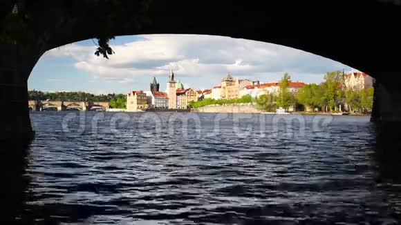 布拉格查尔斯桥的景色视频的预览图