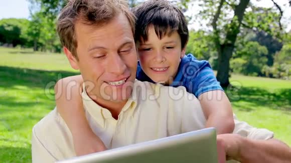 快乐的父子使用平板电脑视频的预览图
