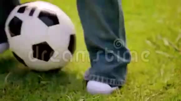 微笑男孩玩足球视频的预览图