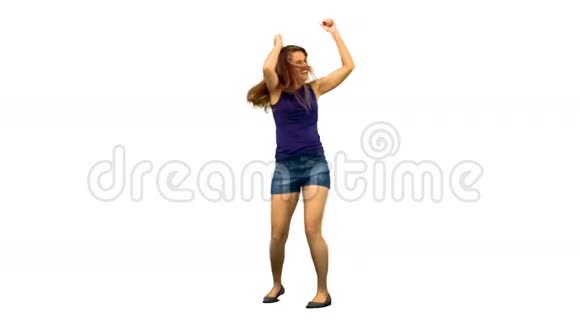 快乐的女人在慢动作中跳舞视频的预览图