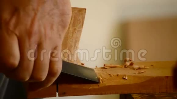 用凿子在木头上工作的木器视频的预览图