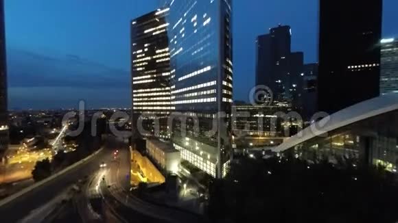 夜间摩天大楼的鸟瞰图视频的预览图