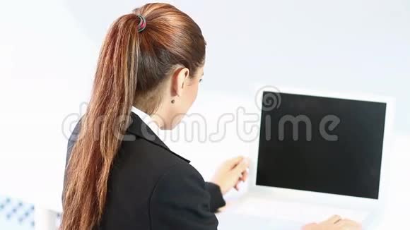 很漂亮的商务女性坐着视频的预览图