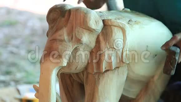 雕刻木头的雕刻手视频的预览图