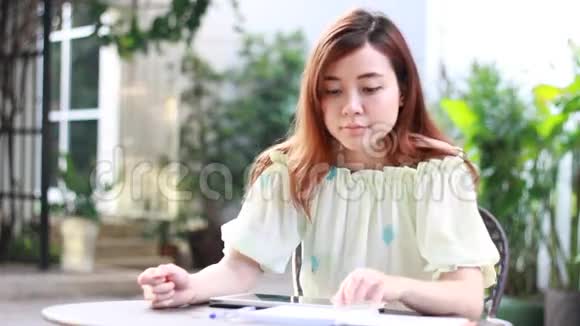 泰国成年美女使用她的平板电脑视频的预览图