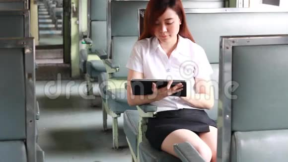 泰国成人学生大学美女使用平板电脑视频的预览图