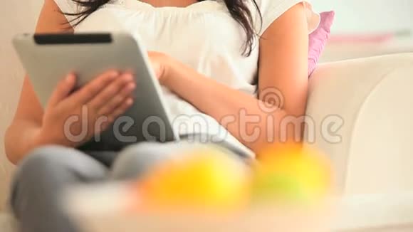 女人用平板电脑放松视频的预览图