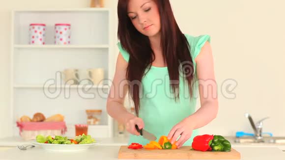 年轻女子切蔬菜视频的预览图