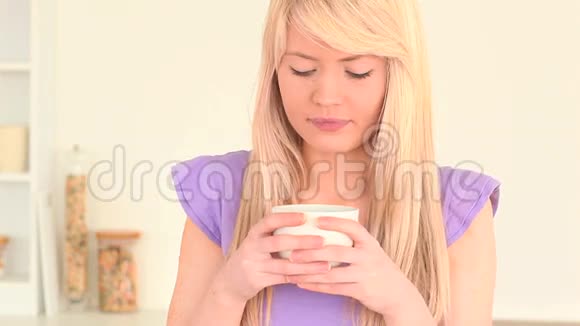 有魅力的女人喝咖啡视频的预览图