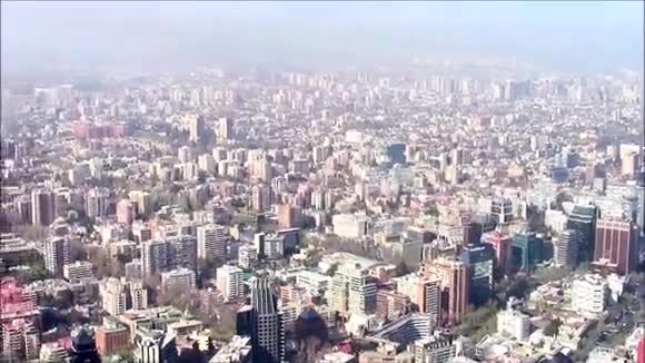 智利首都圣地亚哥的鸟瞰图视频的预览图