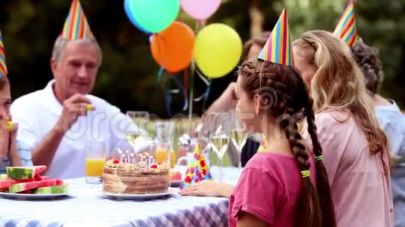 一家人庆祝一个女孩的生日视频的预览图