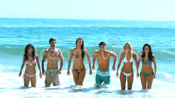 一群在海滩上玩得开心的朋友视频的预览图