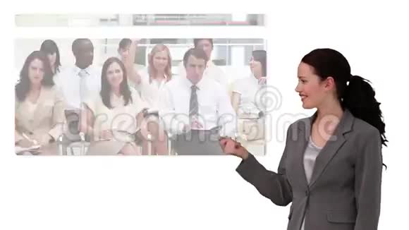 商务妇女展示商业会议屏幕视频的预览图