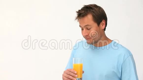 喝橙汁的男人视频的预览图