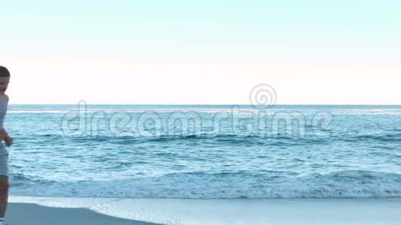 可爱的一对在海滩上奔跑视频的预览图