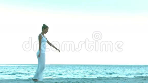 迷人的女人在海滩上跳舞视频的预览图