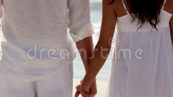 年轻的一对夫妇牵手在一起视频的预览图