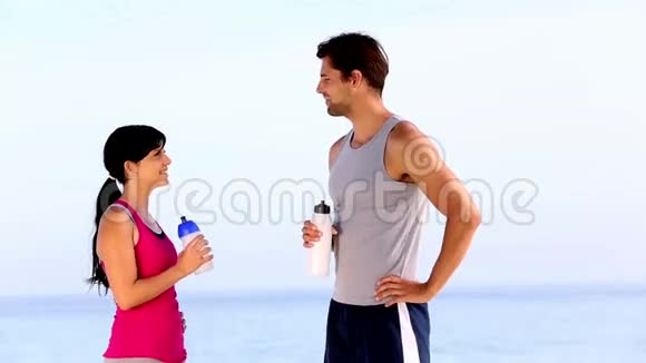 男人和女人在海滩上喝水视频的预览图