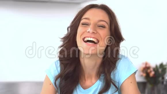 一个迷人的微笑女人的肖像视频的预览图