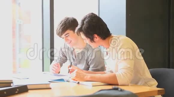 学习学生坐在桌子旁视频的预览图