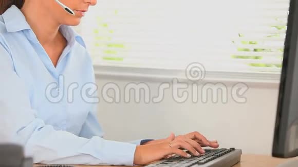 办公室工作人员在她的电脑上打字视频的预览图