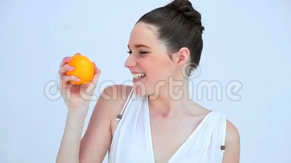 漂亮的女人拿着橘子视频的预览图