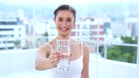 幸福的年轻女人喝水视频的预览图