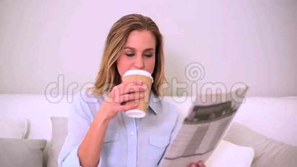 女人看报纸喝咖啡视频的预览图