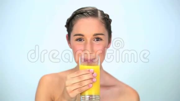 快乐的年轻女人喝橙汁视频的预览图