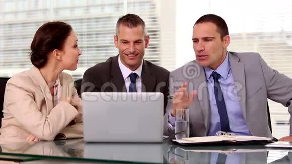 商业人士一起工作的笔记本电脑视频的预览图