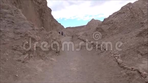 智利阿塔卡马沙漠山脉火山和山谷景观视频的预览图