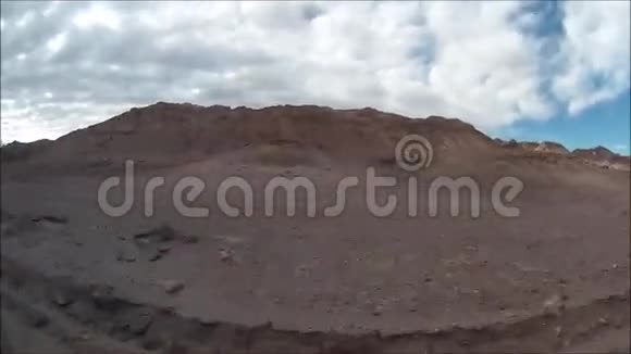 智利阿塔卡马沙漠山脉火山和山谷景观视频的预览图