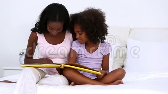 妈妈和女儿在看书视频的预览图