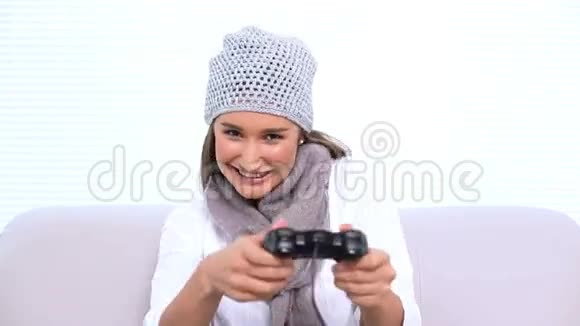 快乐的黑发女人玩电子游戏视频的预览图