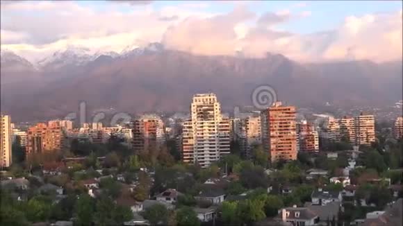 智利圣地亚哥的景观和日落云视频的预览图