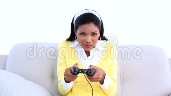 女人在沙发上玩电子游戏视频的预览图