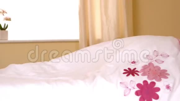 安睡在床上的年轻女子视频的预览图