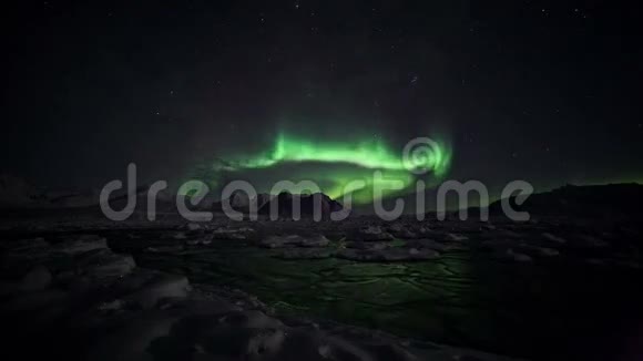 北极冰封的峡湾上空的北极光视频的预览图
