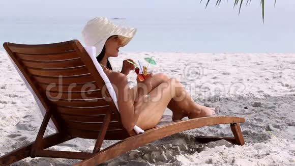 快乐的女人在海滩上喝鸡尾酒视频的预览图