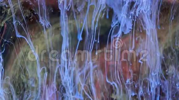 五颜六色的水墨画背景在水中墨水在水下流动视频的预览图