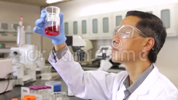 在实验室工作的男性科学家视频的预览图