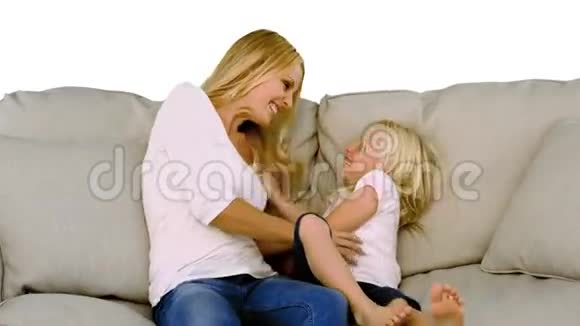 母亲和女儿在慢动作中享受乐趣视频的预览图
