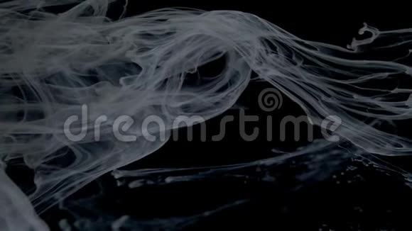 黑色墨水油漆烟雾在水中流动视频的预览图