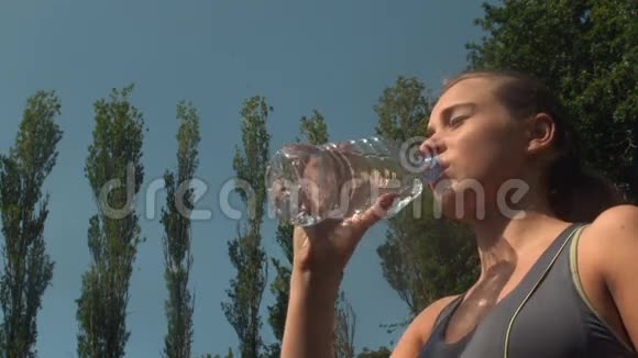 运动的女人喝一瓶水视频的预览图