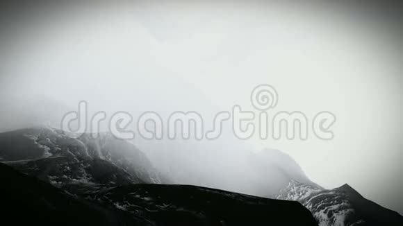 在雾中飞过高山视频的预览图