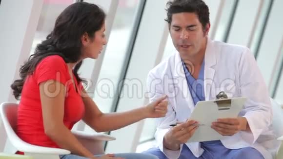 医生与女性患者讨论笔记视频的预览图